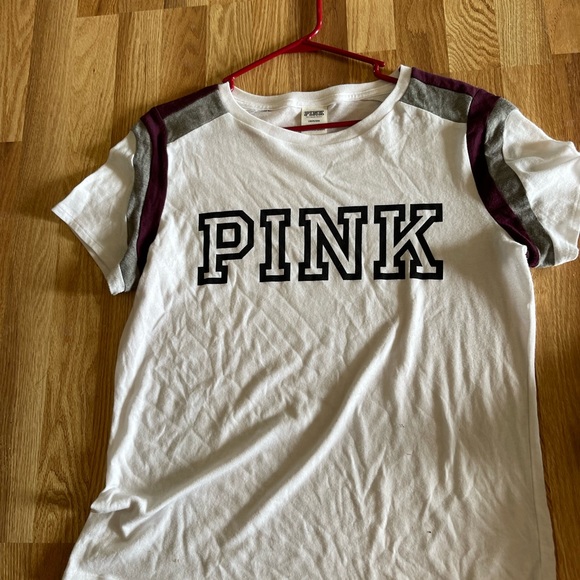 Pink brand t-shirt White in color with black lettering, burgundy on the shoulder - Picture 3 of 4